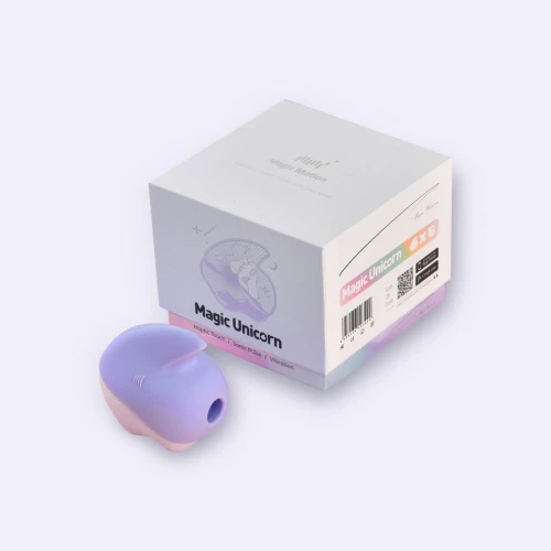 На фото изображен фиолетовый стимулятор с вакуумом и вибрацией в форме единорога Magic Motion Unicorn для женщин на лавандовом фоне.