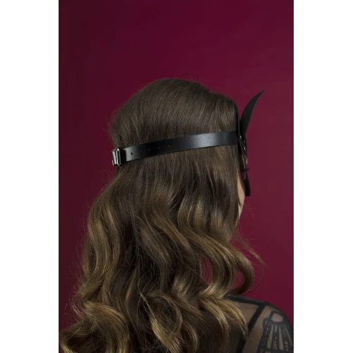 На фото зображено маску БДСМ на очі чорного кольору Feral Feelings — Catwoman Mask для жінок на бордовому тлі.