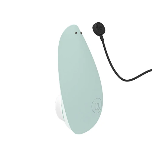 На фото изображен салатовый вакуумный стимулятор Womanizer Liberty 2 Sage для женщин на белом фоне.