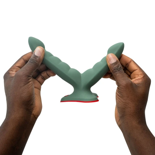 На фото изображен оливковый силиконовый двойной фаллоимитатор Fun Factory RYDE wild olive унисекс на белом фоне.