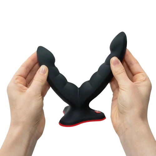 На фото изображен черный силиконовый двойной фаллоимитатор Fun Factory RYDE унисекс на белом фоне.