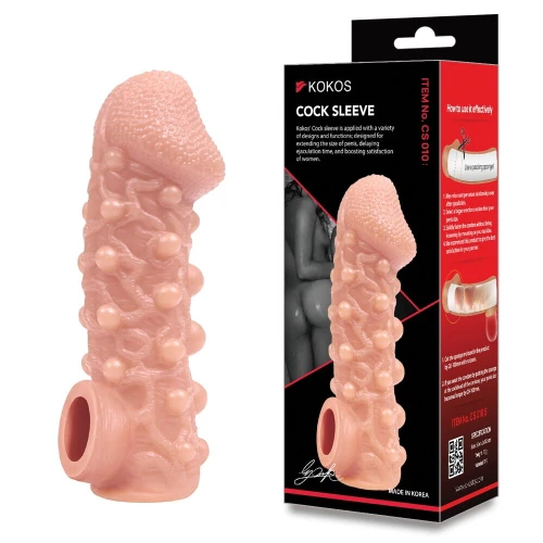 На фото зображено бежеву насадку на член з бульбашками Kokos Cock Sleeve CS 010 L для пар на білому тлі.