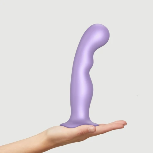 На фото изображена фиолетовая насадка для страпона Strap-On-Me Dildo Plug P&G Lilas Metallic XХL для пар на светлом фоне