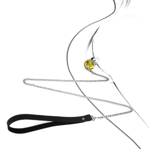 На фото зображено жовту анальну пробку з повідцем Art of Sex Metal Anal Plug (S) унісекс на світлому тлі