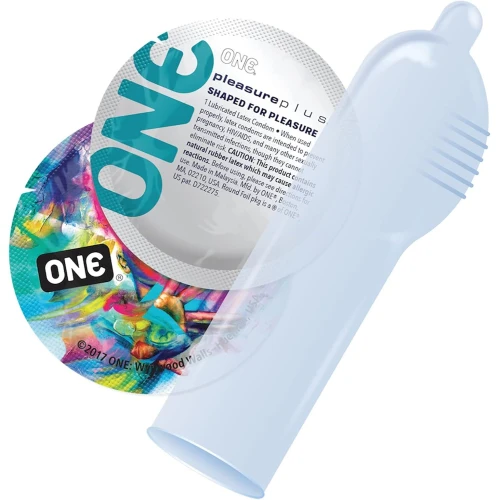 На фото изображены разноцветные презервативы ONE Pleasure Plus для мужчин на белом фоне.