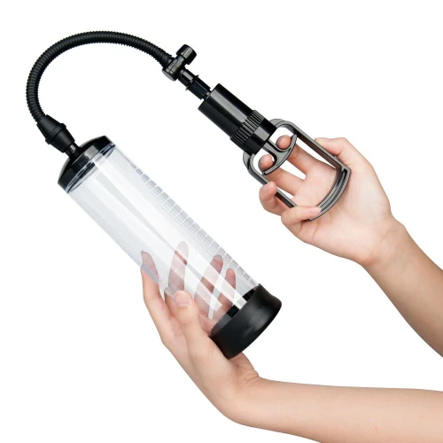 На фото зображено напівпрозору вакуумну помпу з ручним насосом Men Powerup Black для чоловіків на світлому тлі.