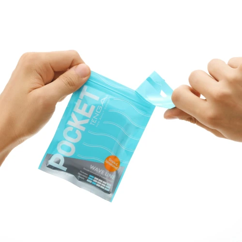 На этом фото изображен голубой мастурбатор TENGA Pocket Wave Line для мужчин на светлом фоне
