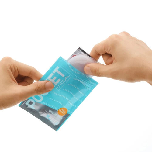 На этом фото изображен голубой мастурбатор TENGA Pocket Wave Line для мужчин на светлом фоне