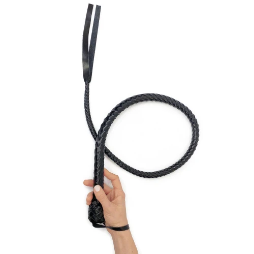 На фото зображено чорний батіг з рукояткою з натуральної шкіри Art of Sex - Whip на білому тлі