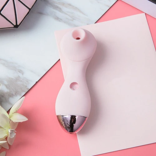 На фото зображено рожевий вакуумний стимулятор KisToy Polly Pink для жінок на рожевому тлі.