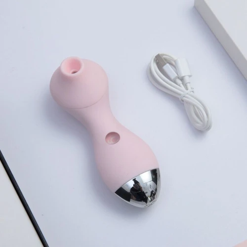 На фото зображено рожевий вакуумний стимулятор KisToy Polly Pink для жінок на білому тлі.