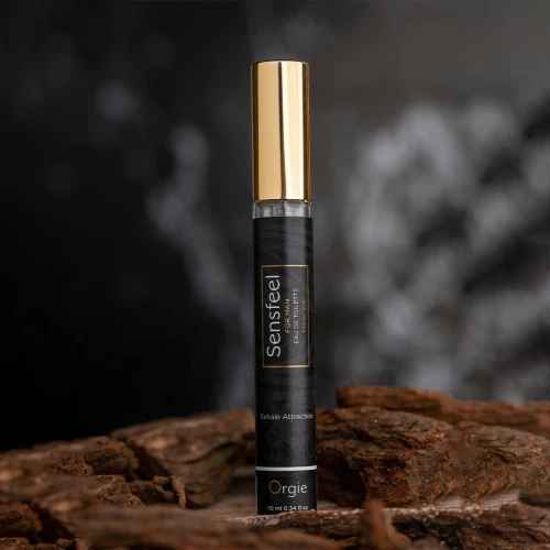 На фото изображены черные духи с феромонами Orgie – Sensfeel for Man Travel Size (10 мл) для мужчин на черном фоне.