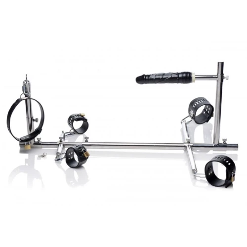 На фото изображены черные фиксаторы для ног, рук, шеи с фаллоимитатором Imprisoned Metal Stockade with Dildo унисекс на белом фоне