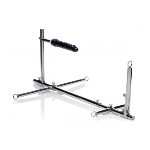 На фото изображены черные фиксаторы для ног, рук, шеи с фаллоимитатором Imprisoned Metal Stockade with Dildo унисекс на белом фоне