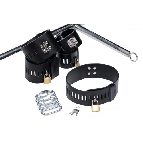 На фото изображены черные фиксаторы для ног, рук, шеи с фаллоимитатором Imprisoned Metal Stockade with Dildo унисекс на белом фоне