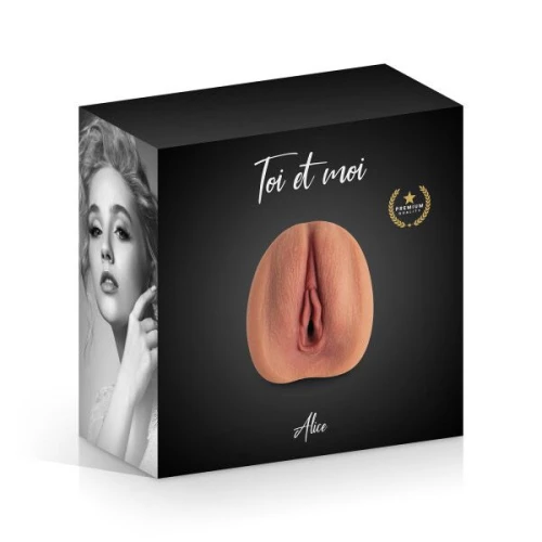 На фото зображено бежевий мастурбатор-вагіна Аліса Toi Et Moi Alice для чоловіків на білому тлі.