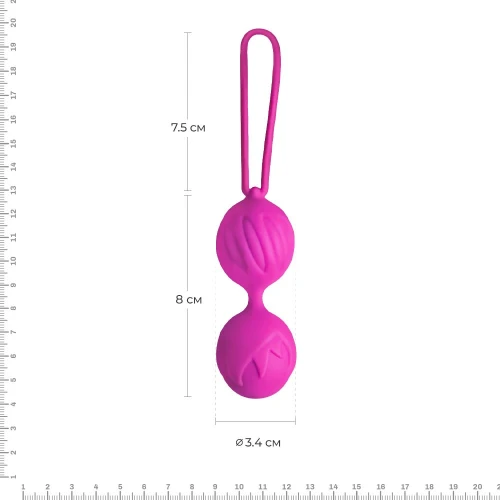 На фото зображено яскраво-рожеві вагінальні кульки Adrien Lastic Geisha Lastic Balls Mini Magenta (S) для жінок на білому тлі.