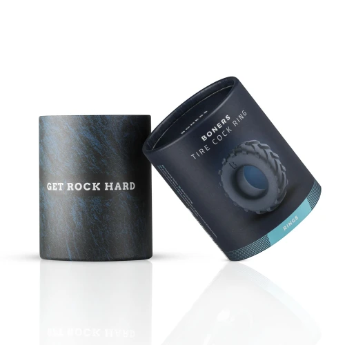 На фото зображено ерекційне кільце для сильної стимуляції Boners Tire Cock Ring у сірій коробці на білому тлі.