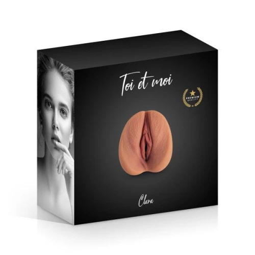 На фото зображено бежевий мастурбатор-вагіна у коробці Toi Et Moi Clara для чоловіків на білому тлі.