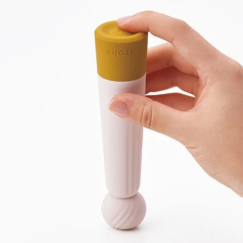 На фото зображено бежевий міні-вібратор із м'яким кінчиком IROHA RIN Kogane для жінок на білому тлі.