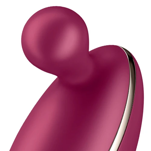 На фото зображено бордовий кліторальний вібратор для новачків Satisfyer Spot On 1 Berry для жінок на білому тлі.