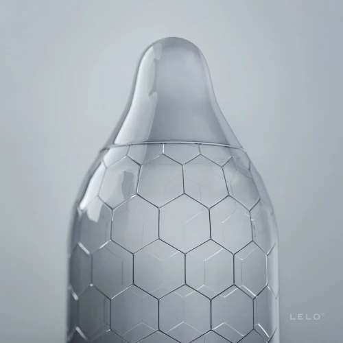 На фото зображено прозорий презерватив LELO HEX Condoms Original для чоловіків на білому тлі.