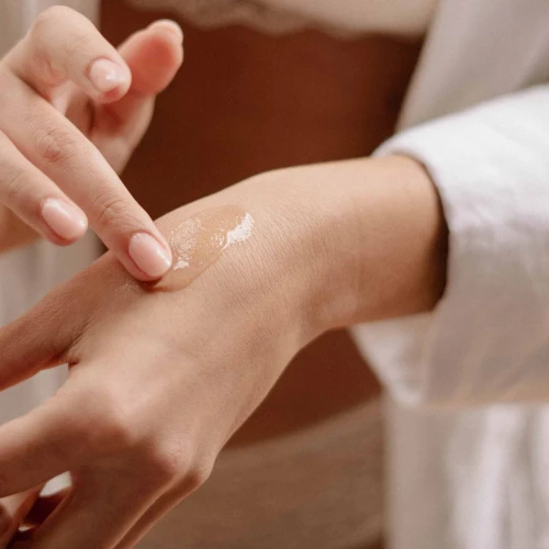 На фото изображен полупрозрачный лубрикант на водной основе Bijoux Indiscrets - Sex au Naturel 500 мл унисекс на руке. 