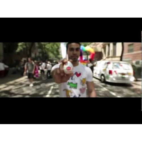 На фото зображено світлий мастурбатор із імітацією глибокого орального сексу Tenga Keith Haring Deep Throat Cup для чоловіків на світлому тлі