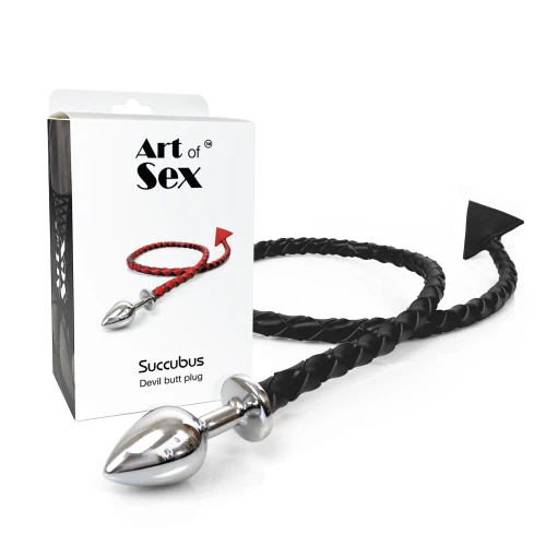 На фото зображено металевий анальний затор М диявольським хвостом Art of Sex - Succubus, екокожа, чорна на білому тлі