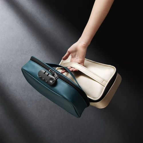 На фото изображен золотистый и зеленый кейс для хранения секс-игрушек с черным кодовым замком Dorcel DISCREET BOX LUXURY унисекс на черном фоне.