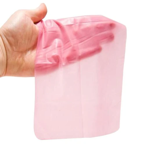 На фото зображена червона серветка Latex Dental Dams Strawberry для пар на білому тлі.