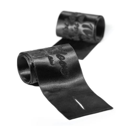 На фото изображен черный подарочный набор Bijoux Indiscrets INTIMACY LOVE (black) для женщин на светлом фоне.