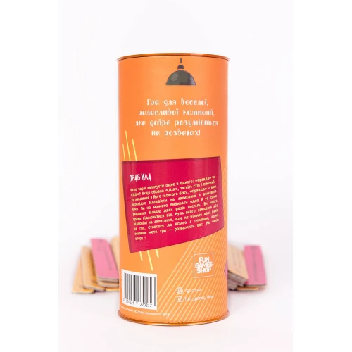 На фото зображено різнокольорову еротичну гру Правда або дія для компанії на світлому тлі.