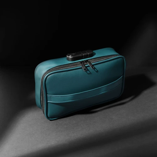 На фото зображено зелений кейс для зберігання секс-іграшок із чорним кодовим замком Dorcel DISCREET BOX LUXURY GREEN унісекс на чорному тлі.