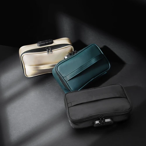 На фото зображено золотистий та зелений кейс для зберігання секс-іграшок із чорним кодовим замком Dorcel DISCREET BOX LUXURY унісекс на білому тлі.