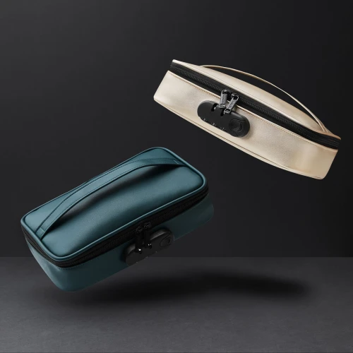 На фото зображено золотистий та зелений кейс для зберігання секс-іграшок із чорним кодовим замком Dorcel DISCREET BOX LUXURY унісекс на білому тлі.