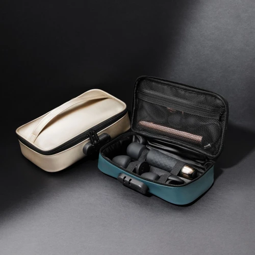 На фото зображено золотистий та зелений кейс для зберігання секс-іграшок із чорним кодовим замком Dorcel DISCREET BOX LUXURY унісекс на білому тлі.