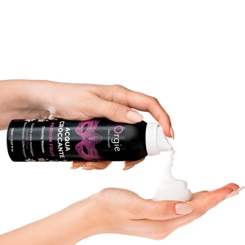 На фото изображена черная массажная пена с эффектом лопающихся шариков Orgie – Acqua Croccante Passion Fruit (150 мл) для пар на светлом фоне.