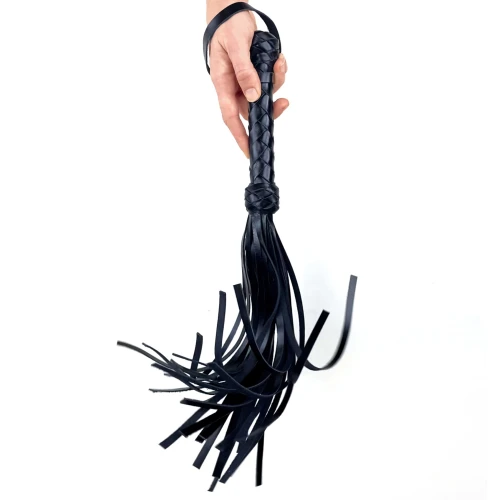 На фото зображено чорний шкіряний міні флогер-батіг Art of Sex - Flogger Martinet унісекс на білому тлі