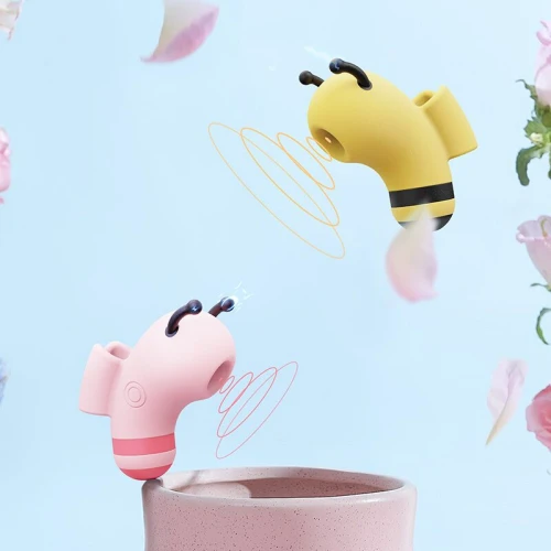 На фото изображен желтый вакуумный вибратор Пчелка с черными ушками CuteVibe Beebe Yellow для женщин на голубом фоне.