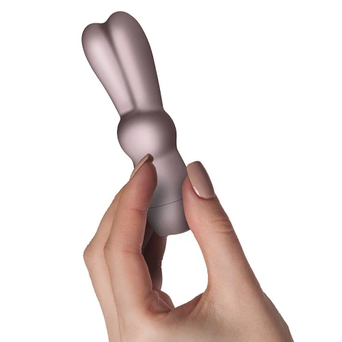 На фото зображено золоту віброкулю у вигляді кролика з вушками SugarBoo Bunnie Boo для жінок на білому тлі.