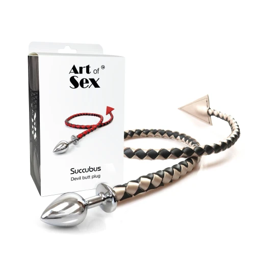 На фото изображена металлическая анальная пробка М дьявольским хвостом Art of Sex - Succubus, экокожа, черно-золотая на белом фоне 