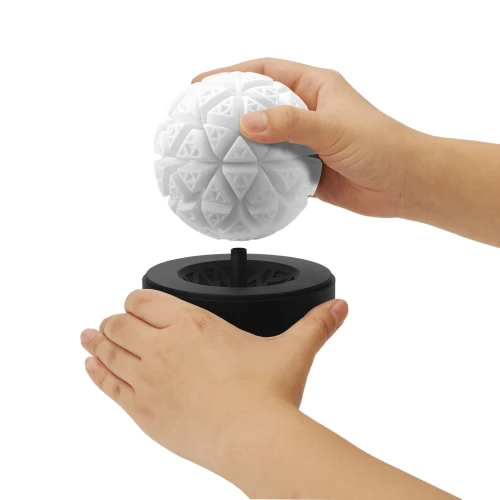 На фото зображено білий мастурбатор TENGA GEO Glacier для чоловіків на світлому фоні.