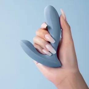 На фото Svakom Erica Blue — вібратор для трусиків (під одяг).