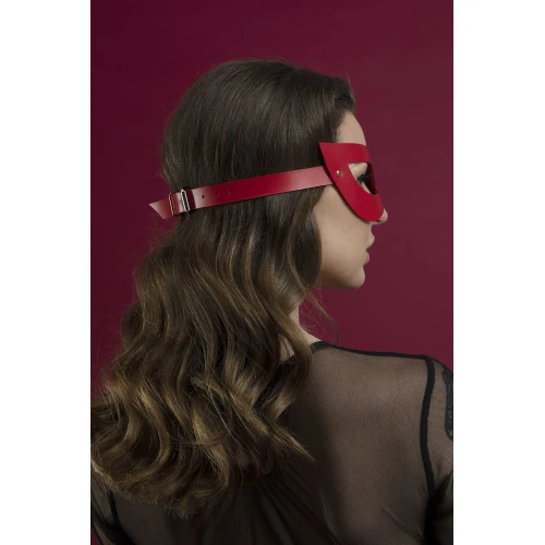 На фото изображена красная маска на глаза Feral Feelings — Mystery Mask для женщин на бордовом фоне