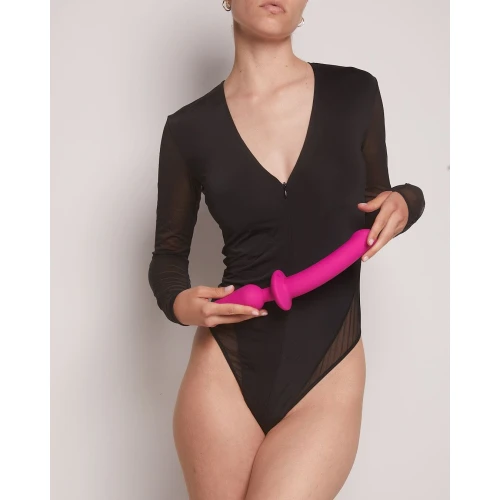 На фото зображено рожевий фалоімітатор із анальним плагом Strap-On-Me SWITCH PLUG-IN SEMI-REALISTIC DILDO FUCHSIA - L на світлому фоні