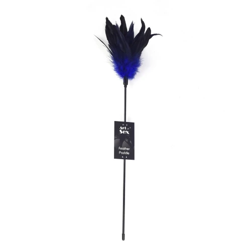 На фото зображено темно-синє перо для лоскоту Art of Sex - Feather Paddle на білому тлі