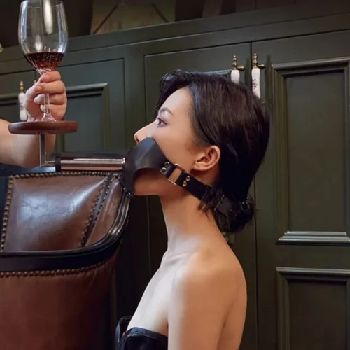 На фото зображено чорно-коричневий Набір для домінування LOCKINK SEVANDA Objectification Human Furniture Set унісекс на темному фоні