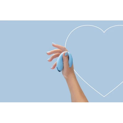 На фото изображен голубой сказочный вибратор FairyGasm PleasureBerry для пар на голубом фоне.