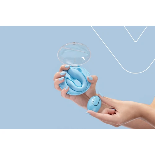 На фото изображен голубой сказочный вибратор FairyGasm PleasureBerry для пар на голубом фоне.